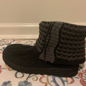 Knitted uggs